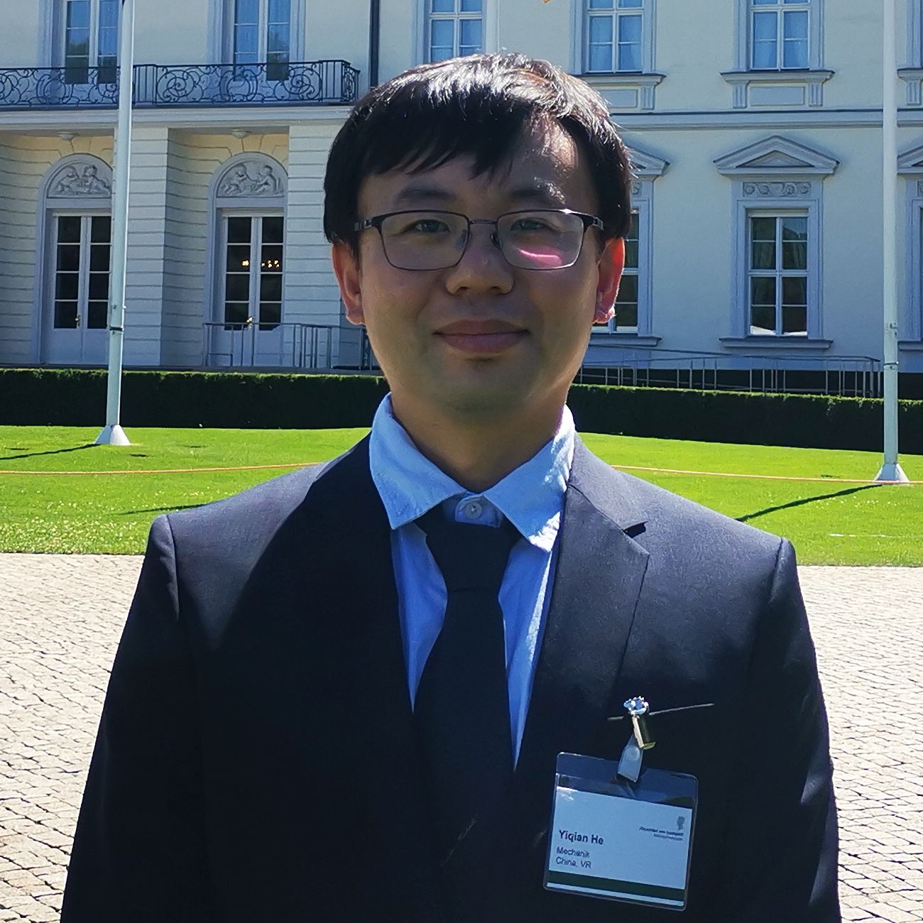 Yiqian He